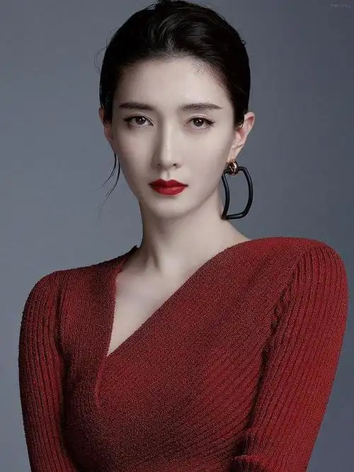 34岁江疏影走冷艳路线,复古大背头造型让人大跌眼镜,美得不一般