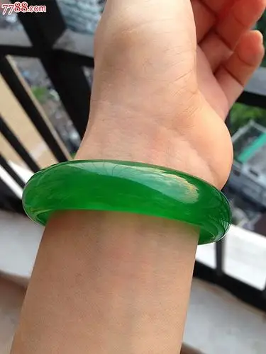 精品天然缅甸新品特价玻璃种墨翠帝王绿飘花翡翠玉石手镯子