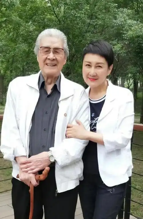 张凯丽和黄梅莹都是70,80后熟悉的女演员,她们在演艺的路上可以用艺术