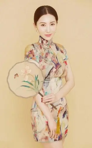 美女演员殷旭身材性感中国风旗袍装艺术照