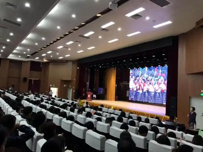 (学校大礼堂在举行宣讲会)