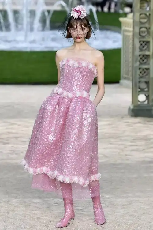 2018 年会在即,选一袭华美的礼服去艳压群芳吧!