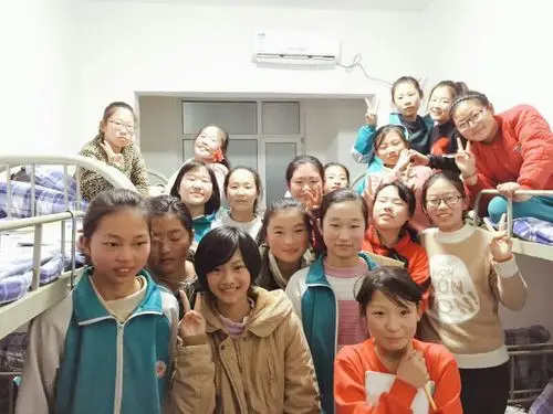 蓝树谷我们七年级三班的美女集体在宿舍合影留念