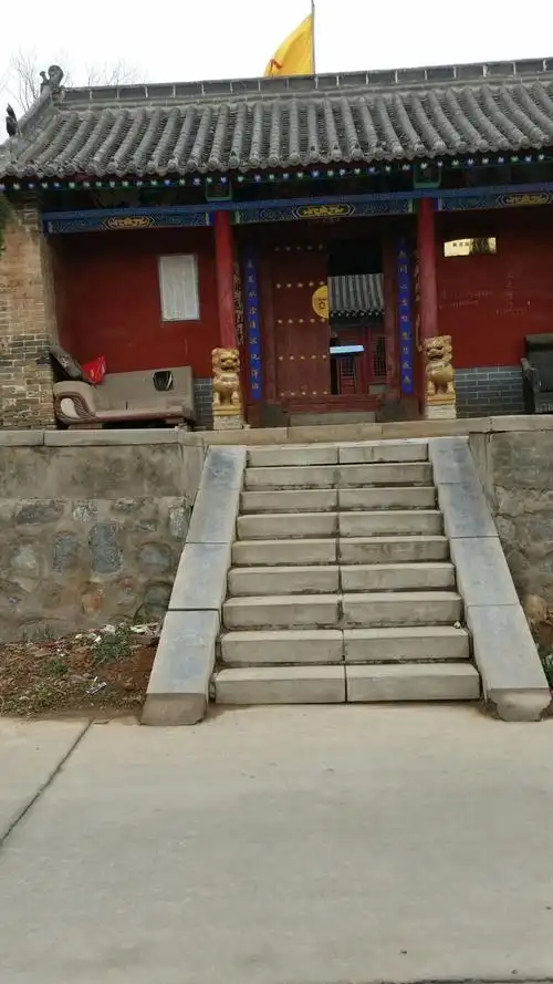 美丽的家乡黄龙庙村人杰地灵,景色怡人,是一个风水宝地,三面环山,一