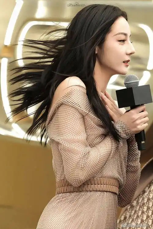 迪丽热巴很像ai女友,明眸皓齿身材纤细,连头发丝都那么美_女明星_活动