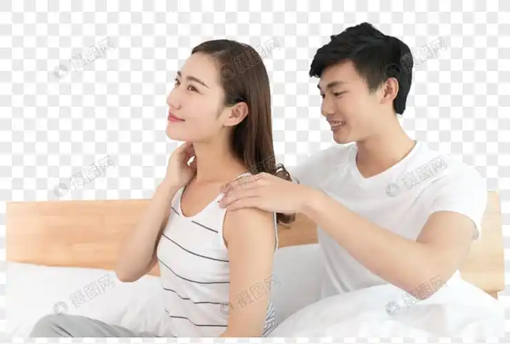 丈夫给妻子按摩肩膀