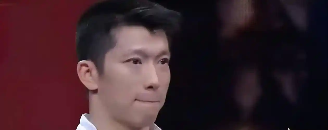 旁边的乐嘉对宁静鼓励董震的方式并不认同.