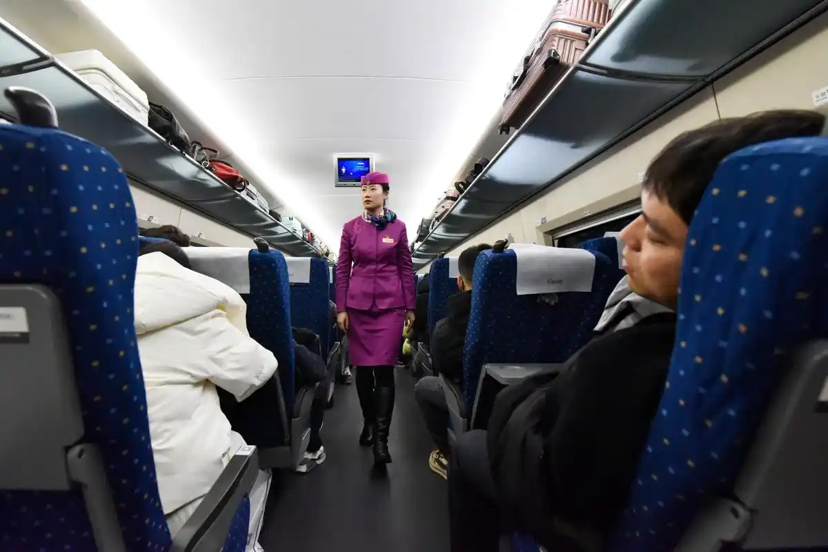 夜幕下红眼高铁满载乡愁温暖回家