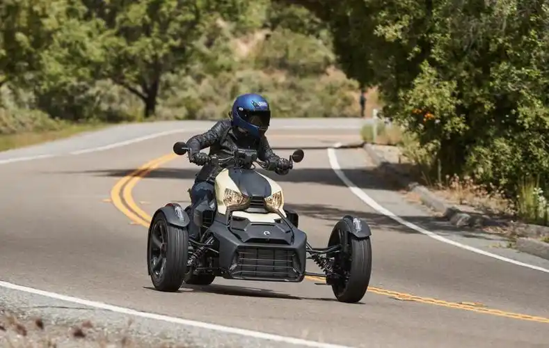 庞巴迪旗下can-am ryker倒三轮摩托,水冷三缸动力配cvt变速-爱卡汽车