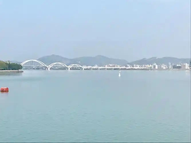 潮州母亲河一韩江,远处是新造的韩江大桥.