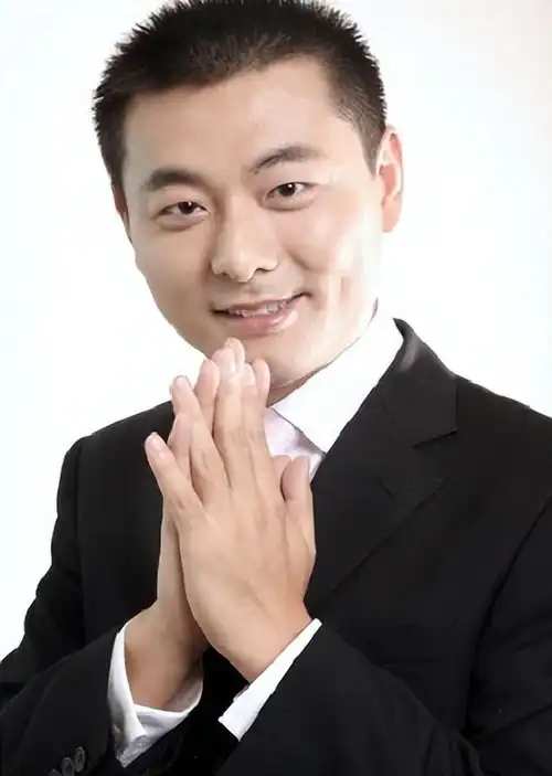 安徽台主持王小川:妻子不是张亚群,低调娶妻生娃,直播被质疑_孩子