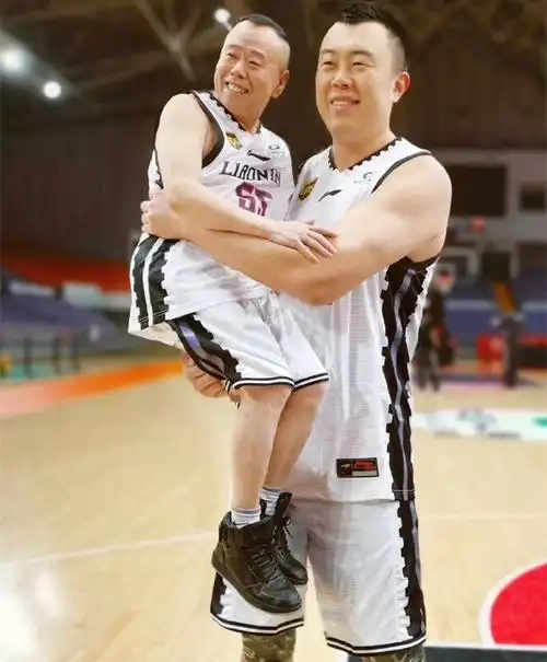 韩德君身高(1米6潘长江与2米15韩德君同框引热议!