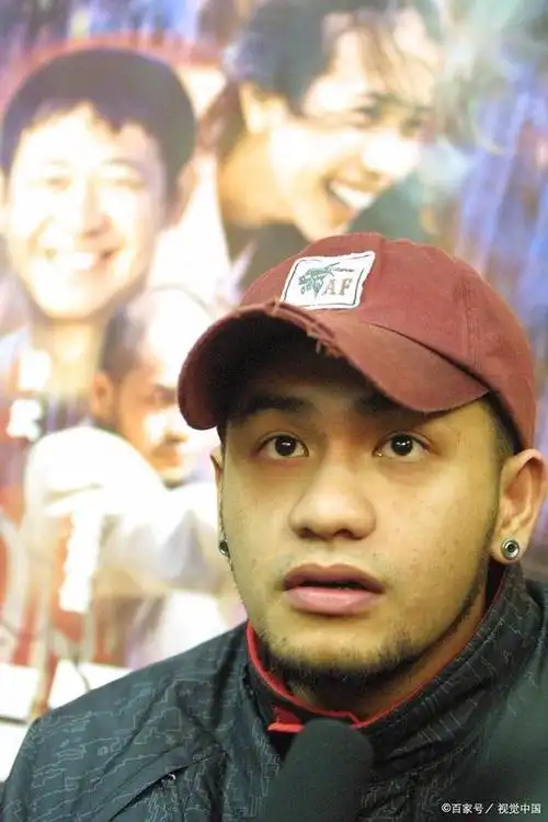 近日,歌手张震岳在社交平台上宣布自己已经结婚.