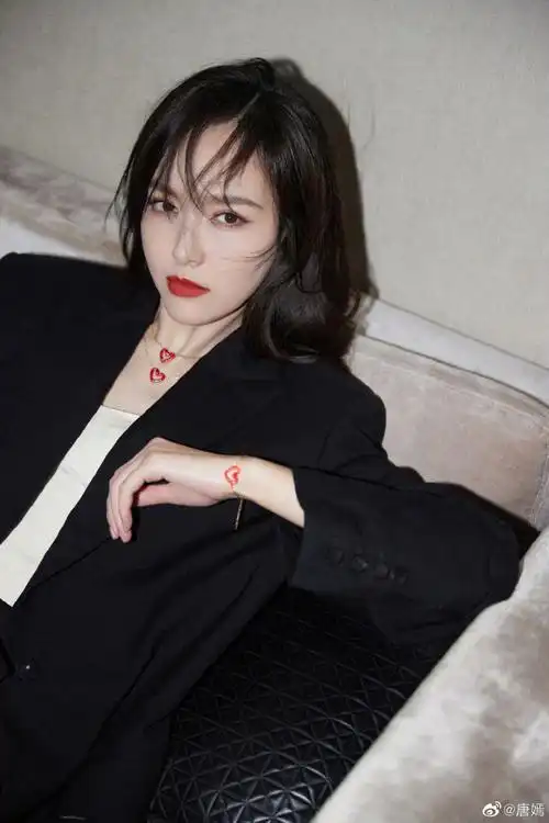 唐嫣最新写真曝光黑发红唇酷飒迷人