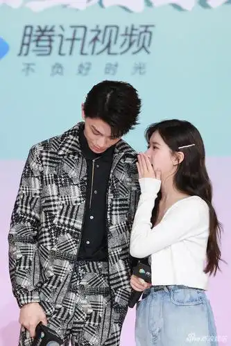 赵露思穿小短裙笑容甜美与丁禹兮对视互动甜化人心