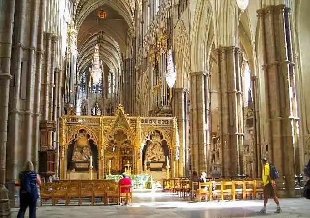 比如下图是威斯敏斯特教堂中,伊丽莎白一世女王棺椁的位置.