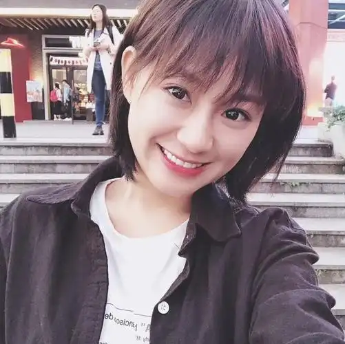 95后励志女孩小阿七的成名路