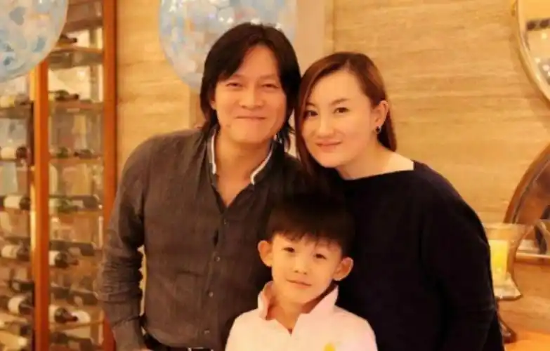 只是单纯的看着杨志刚,杨志刚的妻子是一名配音演员,她并不演戏,但是