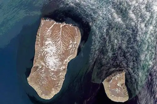 两个岛屿相距不到5公里 时差却相隔21小时