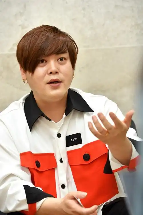 "元祖偶像"文熙俊"像职场人一样上班…另样的魅力"