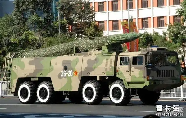 阅兵式中的泰安ta系列导弹运输车