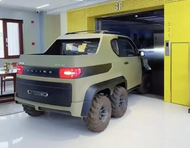 进入到车内就可以看到6轮皮卡版五菱宏光mini ev跟普通版是比较相像的