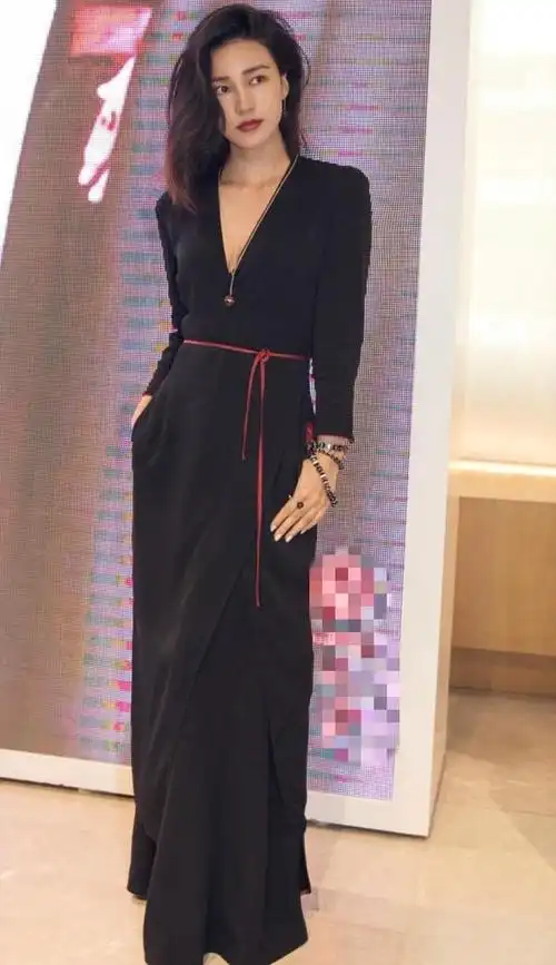 组图:摄影师陈漫深v长裙秀惹火身材 上演霸气"眼神杀"