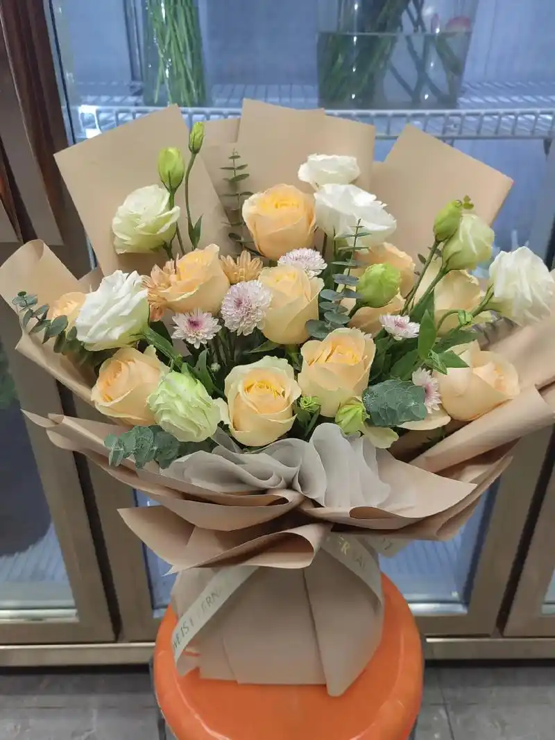 香槟玫瑰搭配洋桔梗:对你真诚不变的爱,只想告诉你,爱上你是我 - 抖音