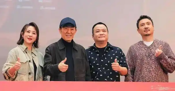 沈腾结婚8周年与妻儿温馨同框5岁儿子变小胖墩岳父岳母罕露面