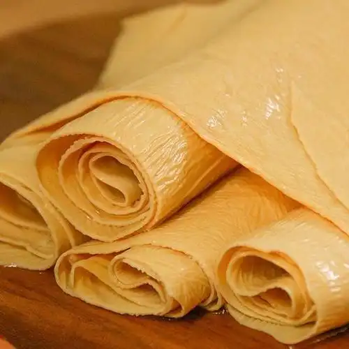 云南石屏传统炭火煮浆手工豆腐皮井水点卤豆皮