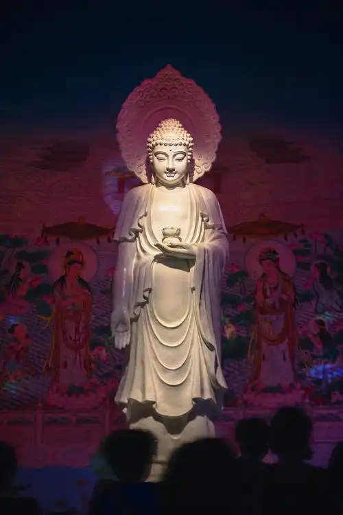 大报恩寺遗址公园展厅内的佛像南京