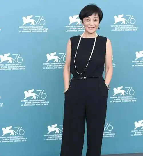 66岁张艾嘉亮相红毯,身穿黑色长裙优雅又大方,真是风韵犹存啊