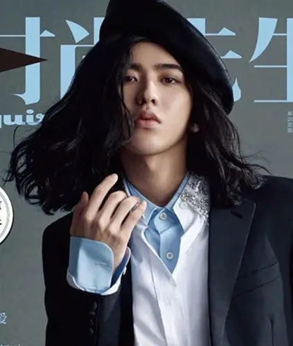 蔡徐坤杂志照长发造型有些"妩媚",被粉丝夸上天!