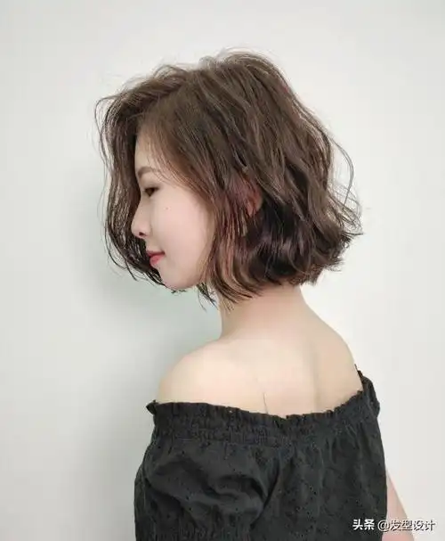中长发气垫烫什么发型好看(今年流行减龄全头烫发型)(18)