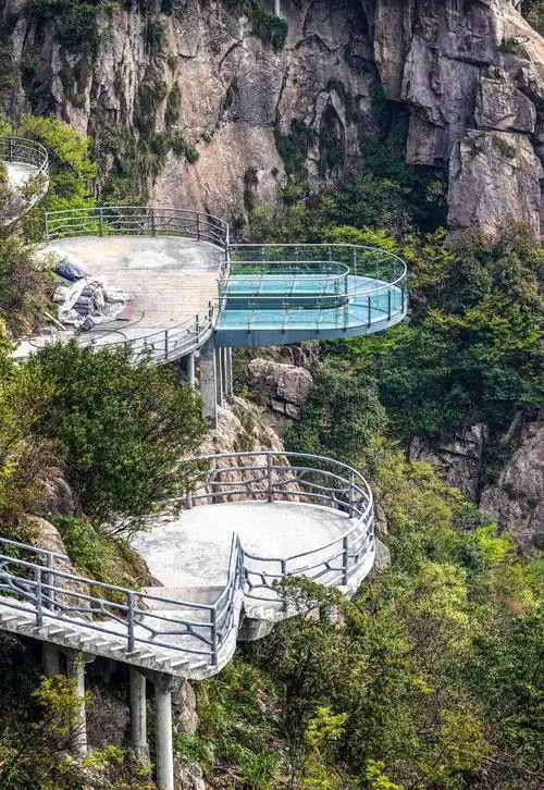 初探安吉《云上草原》