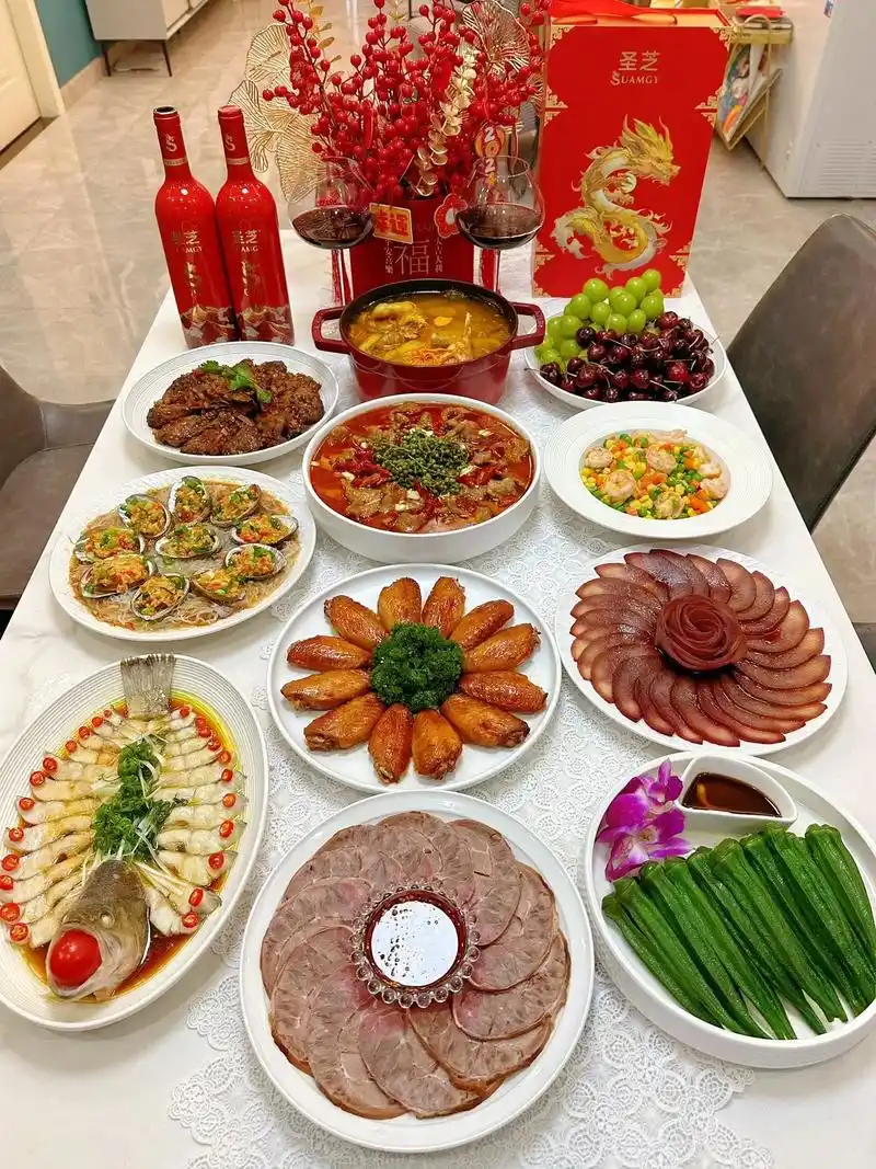 新年聚餐 | 比起吃饭更重要的是团圆 距离过年还有8天,家里 - 抖音