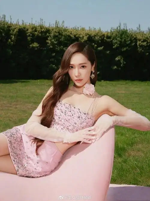 郑秀妍的多巴胺穿搭粉色套装