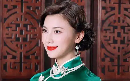 佩戴珍珠耳环的时候首先可以选择一款旗袍,这样能够体现出人的气质