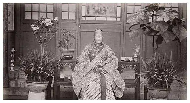 清朝太监真实照片!和正常男人站在一起,你发现有啥不同了吗?