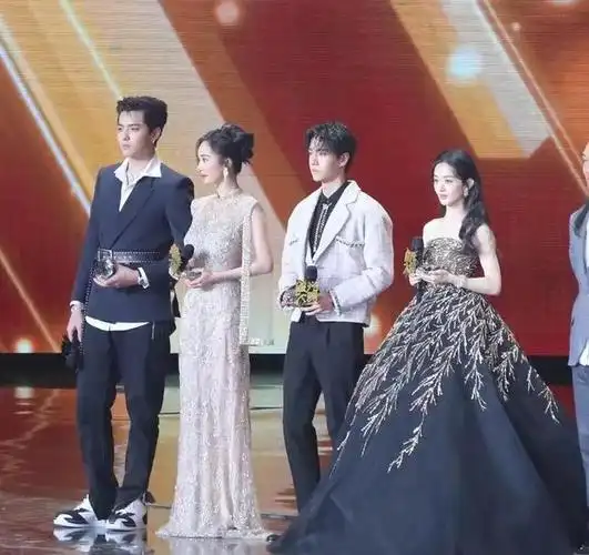 最新无修同框图,杨幂仪态端庄了不少,赵丽颖的脸颊怎么凹了?