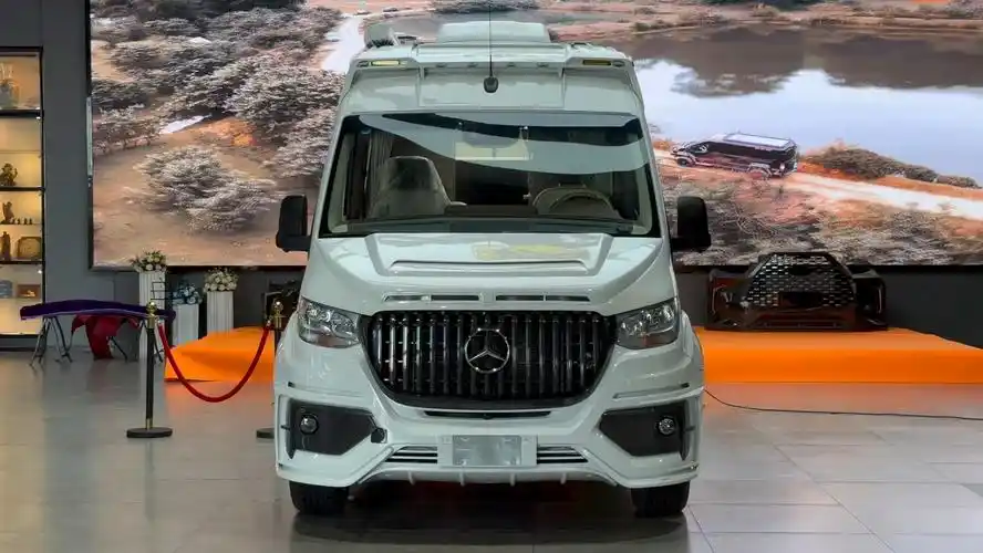 车长来到6.9米的奔驰斯宾特b型房车,号称移动寝宫