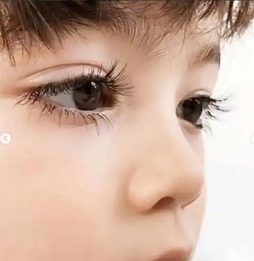 这个混血长睫毛小正太,一个笑容都能让无数老阿姨怦然心动.