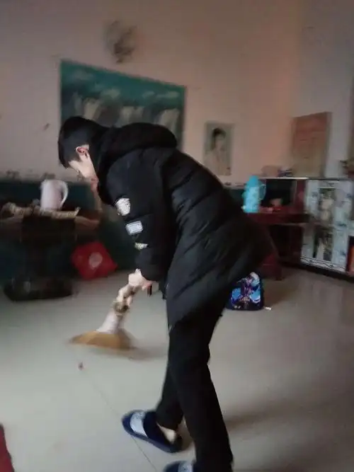 帮家人打扫卫生.