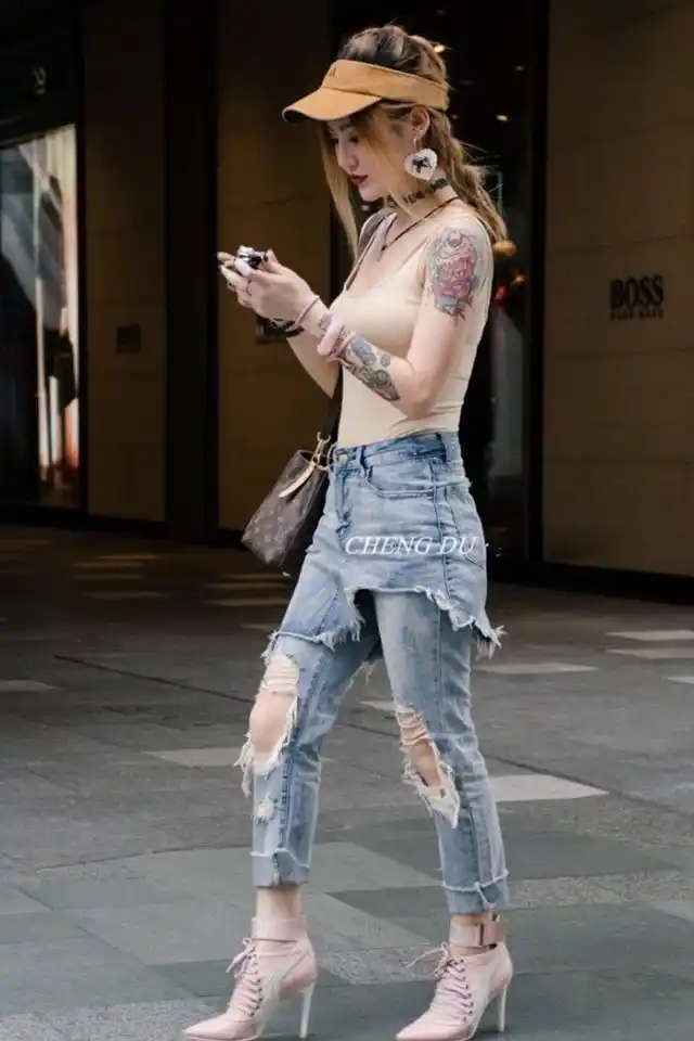 都说喜欢纹身的女人总是很淡定,看这位奢华姐"目中无人"的姿态就知道