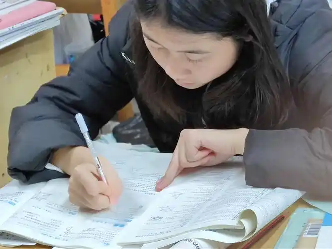 写作业好认真呀  期待同学们的进步