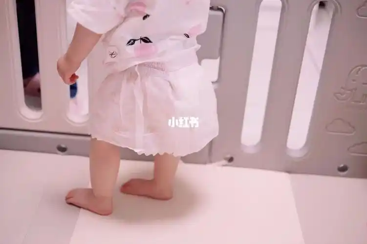 现在的纸尿裤也太卷了吧造型太可爱了,是一个小裙子的样式,这样夏天就