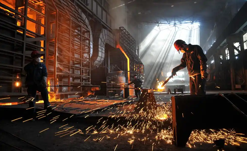 转炉炼钢作业,80后炉长正在判断炉中钢液的成分.(作者:韩先明)