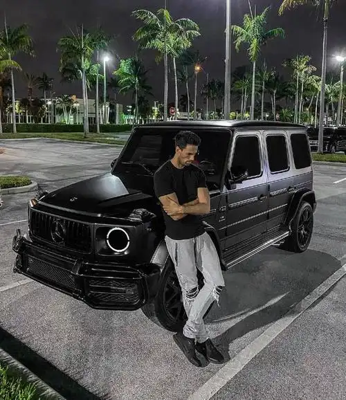 人物与豪车合照