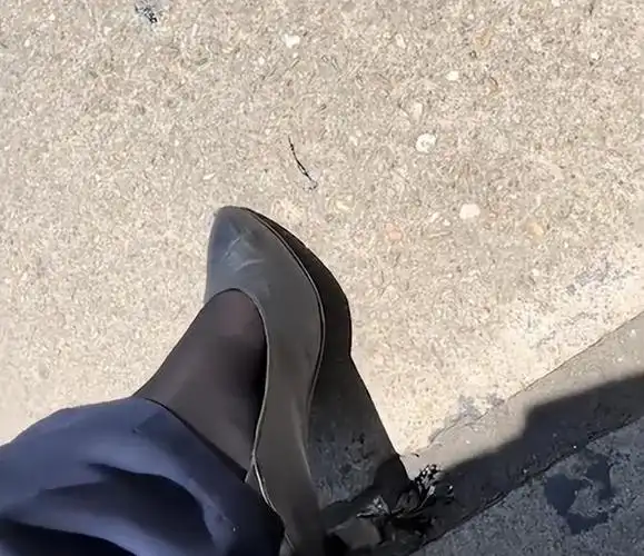湖南一女子高跟鞋被路上沥青粘住车座椅高达80多度实在太热了