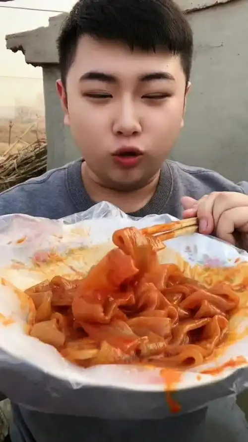 看小哥哥吃东西感觉好香呀,馋的我都流口水了